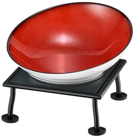 Rote Schale auf schwarzem Gestell.