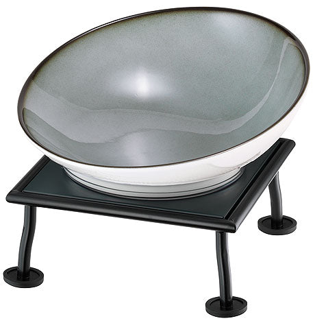 Schale auf schwarzem Ständer.