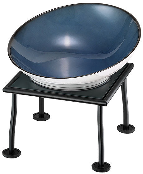 Schüssel auf erhöhtem Gestell.