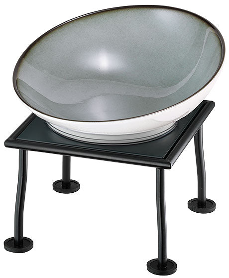 Schüssel auf erhöhtem Gestell.