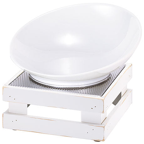 Weiße Schale auf Holzständer.