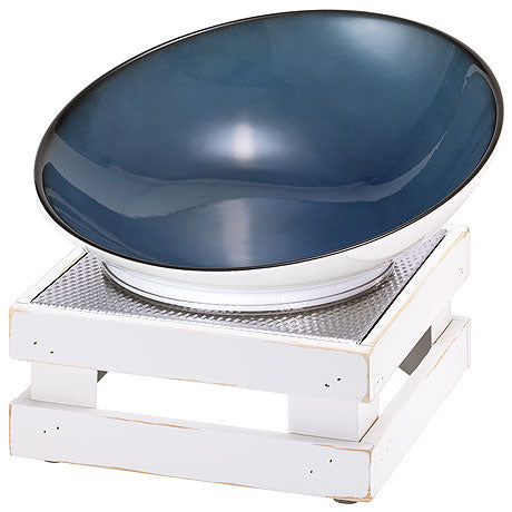 Schale auf weißem Holzständer.