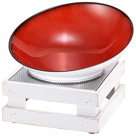 Rote Schale auf weißem Sockel.