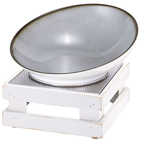 Schale auf weißem Holzständer.