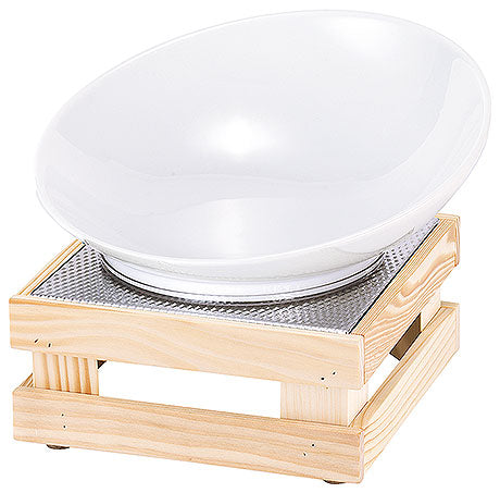Weiße Schale auf Holzständer.