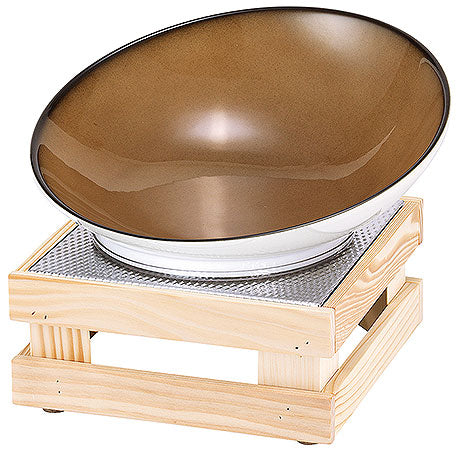 Schüssel auf Holzständer für Buffet.