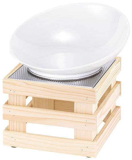 Holzständer mit weißer Schale.