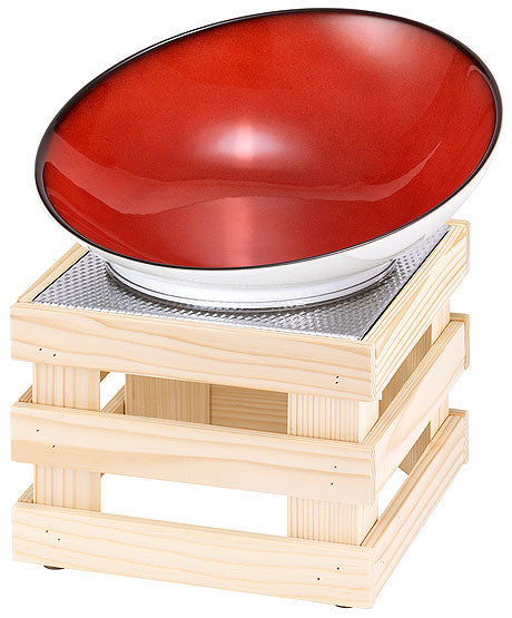 Rote Schale auf Holzgestell.