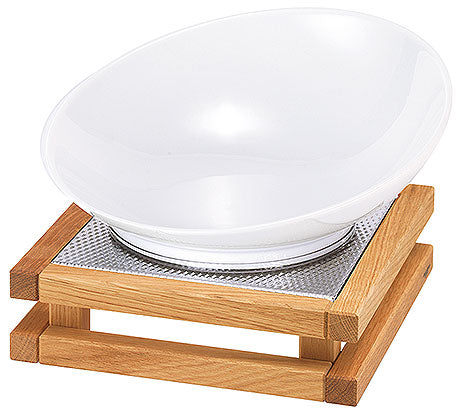 Weiße Schale auf Holzständer.