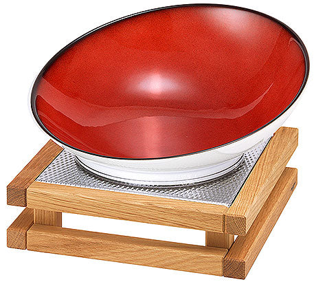 Rote Schale auf Holzständer.