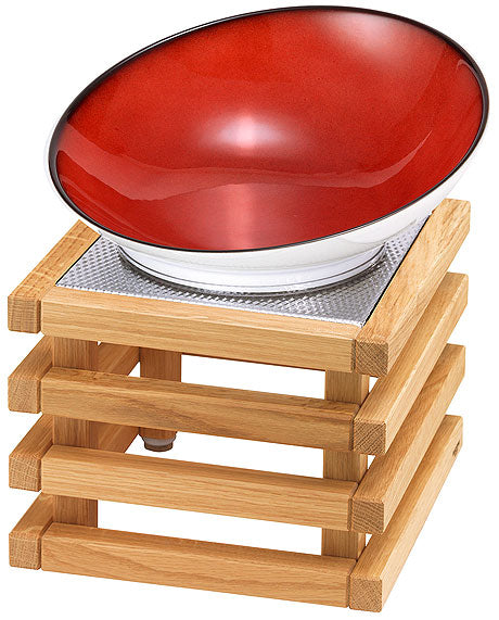 Rote Schale auf Holzgestell.