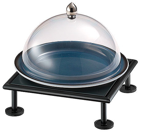 Buffetplatte mit Glashaube aufgeständert.