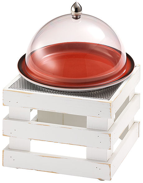 Holzständer mit roter Servierglocke.