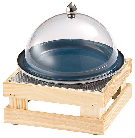 Holztablett mit Glashaube und Teller.