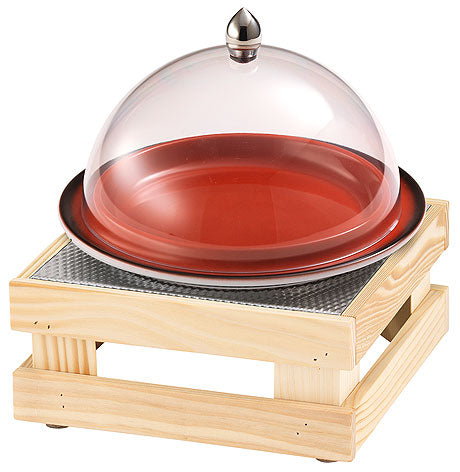 Holzständer mit Glashaube und Teller.
