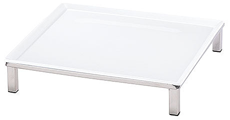 Weiße Buffetplatte mit Metallfüßen.