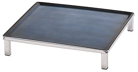 Erhöhte Servierplatte aus Edelstahl.