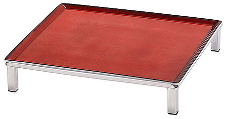 Rote Servierplatte mit Metallfüßen.
