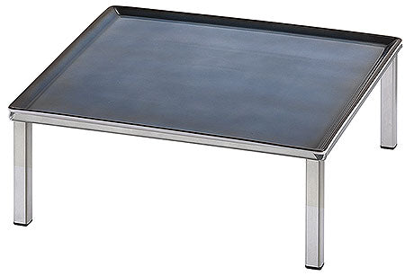 Erhöhtes Tablett auf Tischgestell.