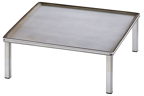 Metalltablett auf Tischgestell.