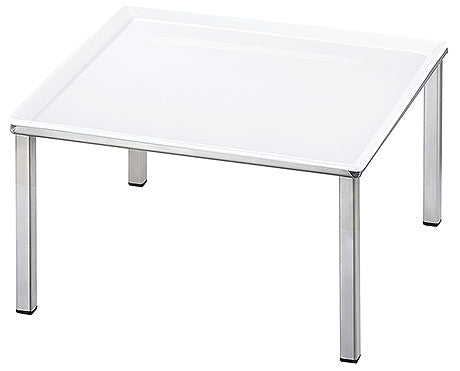 Weißer Tisch mit Metallbeinen.