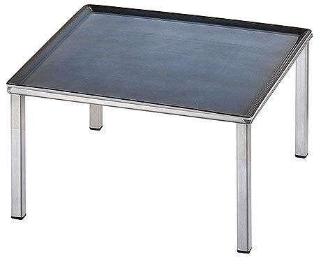 Tisch mit schwarzer Tischplatte.