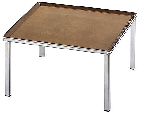 Tisch mit Metallbeinen und Platte.