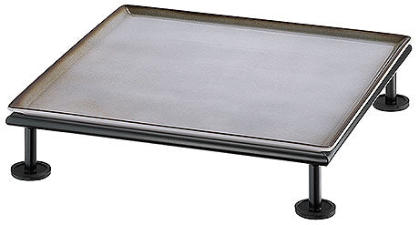 Quadratische Servierplatte auf Gestell.