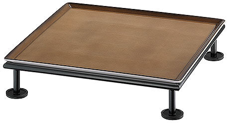 Quadratische Servierplatte auf Gestell.
