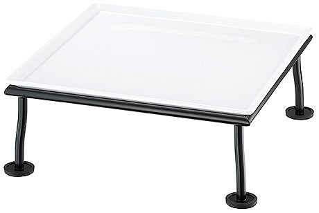 Tablett auf erhöhtem Gestell.