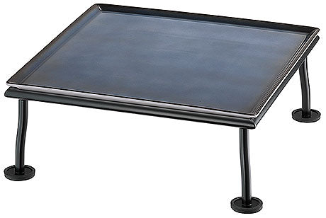 Schwarzes Tablett auf Gestell.