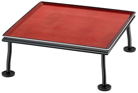Rotes Tablett auf schwarzem Gestell.