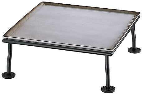 Quadratische Servierplatte auf Gestell.