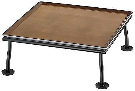 Buffetständer mit braunem Tablett.