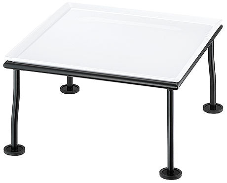 Buffetständer mit weißem Tablett.