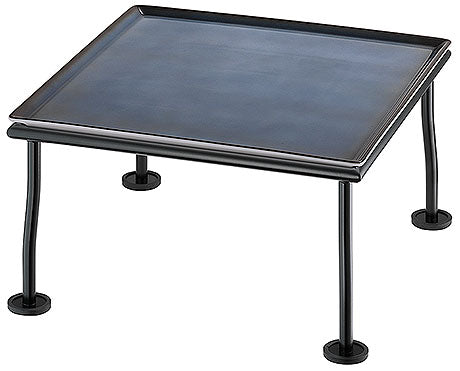 Schwarzes Tablett auf Tischgestell.