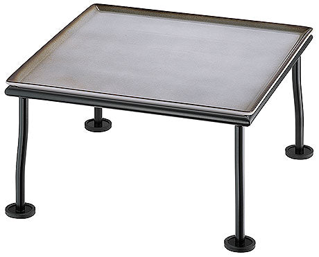 Quadratischer Tischständer mit Beinen.