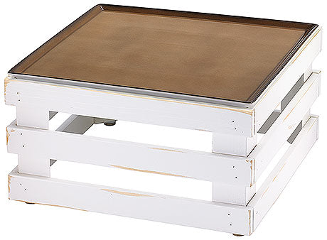 Holztablett auf weißer Kiste.