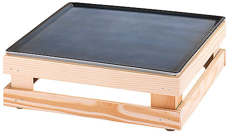 Holztablett mit schwarzer Platte.