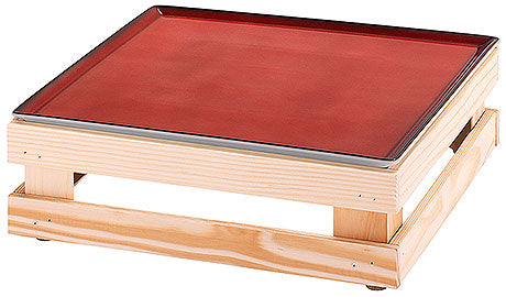 Holztablett mit roter Platte.