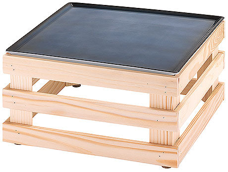 Holzdisplay mit schwarzem Tablett.