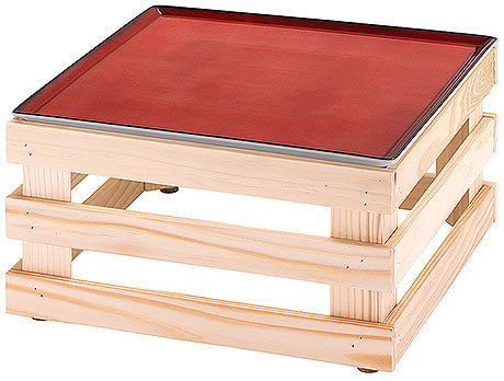 Holztablett mit roter Platte.