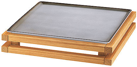 Holztablett mit Metallplatte.