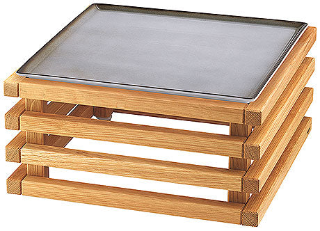 Holzgestell mit Metalltablett oben.