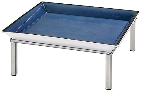 Blaues Tablett auf Metallständer.