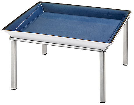 Blaues Tablett auf Metallgestell.