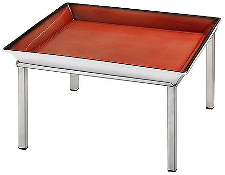 Rotes Tablett auf Metallgestell.