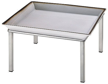 Rechteckiges Tablett auf Gestell.