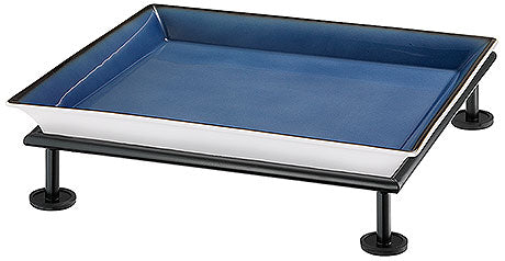 Blaues Tablett auf schwarzem Gestell.