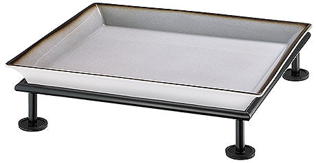 Buffetplatte auf erhöhtem Gestell.